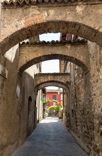 Pittoreska smala staden gatan i Sirmione, Gardasjön-Italien. — Stockfoto