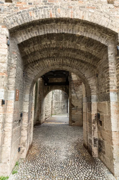 Kalenin eski şehrin Sirmione göl kenarında Scaliger girişine Lago di Garda. İtalya