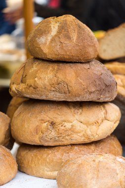  Rustik ekmek geleneksel kavrulmuş somun.  