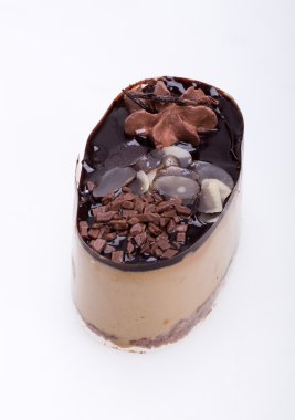 Beyaz arka planda izole edilmiş çikolatalı pasta