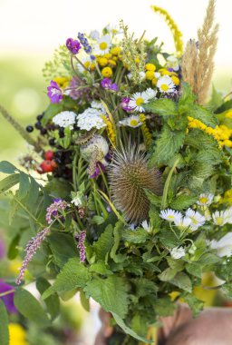el yapımı güzel buketler çiçek ve otlar