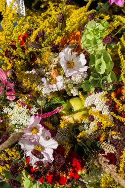 el yapımı güzel buketler çiçek ve otlar