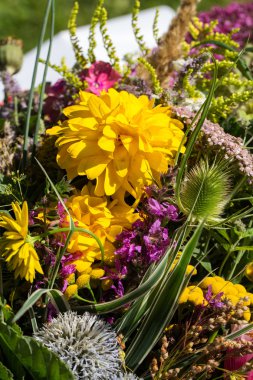 el yapımı güzel buketler çiçek ve otlar