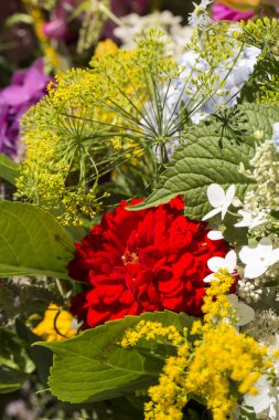 el yapımı güzel buketler çiçek ve otlar