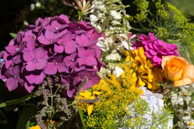 el yapımı güzel buketler çiçek ve otlar