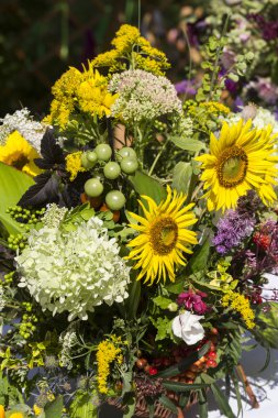 el yapımı güzel buketler çiçek ve otlar
