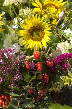el yapımı güzel buketler çiçek ve otlar