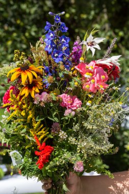 el yapımı güzel buketler çiçek ve otlar