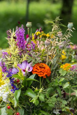 el yapımı güzel buketler çiçek ve otlar