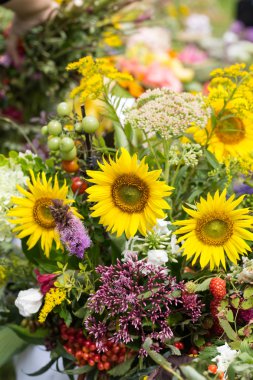 el yapımı güzel buketler çiçek ve otlar