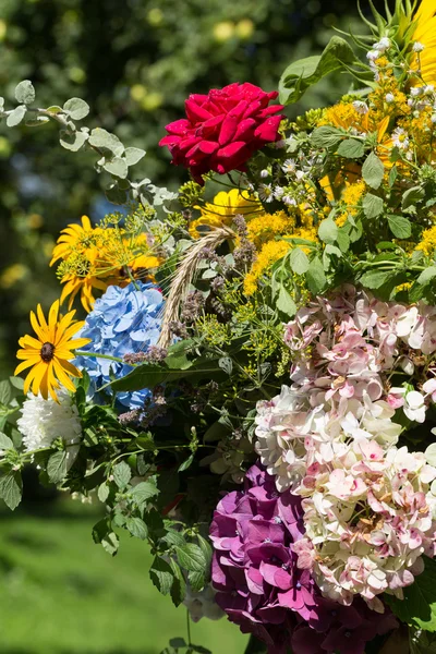 Красивые букеты ручной работы из цветов и трав — стоковое фото