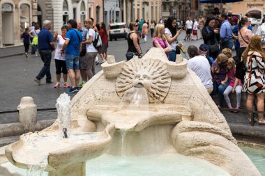  ünlü Fontana della Barcaccia, İspanyol Merdivenleri yakınında. Roma. İtalya.