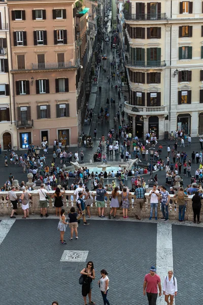 Plaza de España y Via Condotti en Roma. Esta calle es el centro de compras de moda en Roma con el taller de Bulgari, Armani, Cartier, Fendi, Gucci, Prada y otros . — Foto de Stock