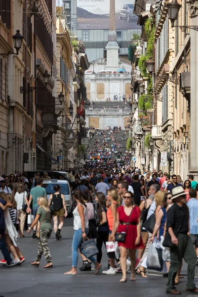 Plaza de España y Via Condotti en Roma. Esta calle es el centro de compras de moda en Roma con el taller de Bulgari, Armani, Cartier, Fendi, Gucci, Prada y otros . — Foto de Stock