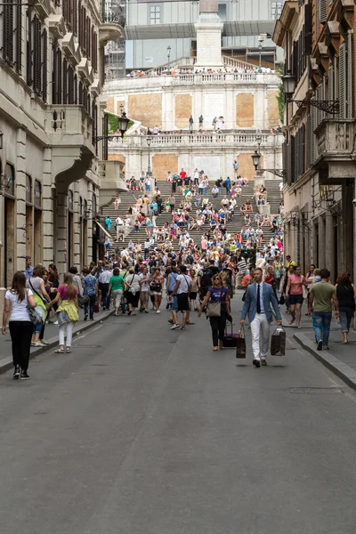 Spanish Steps and Via Condotti in Rome. This street is the center of fashion shopping in Rome with the atelier of Bulgari, Armani, Cartier, Fendi, Gucci, Prada and others. — Stock Photo, Image