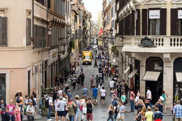 Via Condotti en Roma. Esta calle es el centro de compras de moda en Roma con el taller de Bulgari, Armani, Cartier, Fendi, Gucci, Prada y otros . — Foto de Stock