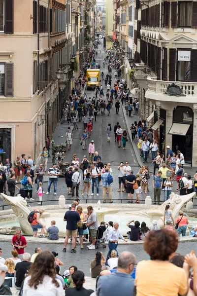 Fontana della Barcaccia y Via dei Condotti vistas desde la Santísima Trinidad en Roma, Italia . — Foto de Stock