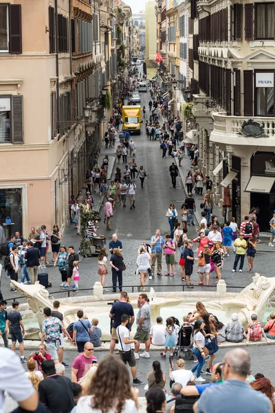 Fontana della Barcaccia ve Via dei Condotti Roma, İtalya en kutsal üçlü görüldü. — Stok fotoğraf