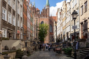 Gdansk, Polonya - 6 Eylül 2020: Mariacka Caddesi, eski Hanseatic kenti Gdansk, Polonya 'da kehribar ve mücevherlerin ana alışveriş caddesi..