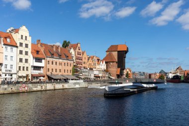 Gdansk, Polonya - 9 Eylül 2020: Avrupa 'nın en büyük ortaçağ limanı Crane ve Polonya' nın Gdansk kentindeki Motlawa Nehri üzerindeki tarihi binalar. 