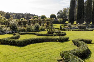 Eyrignac, Fransa - 2 Eylül 2018: The picorresque Jardins du Manoir d Eyrignac, Dordogne. Fransa 