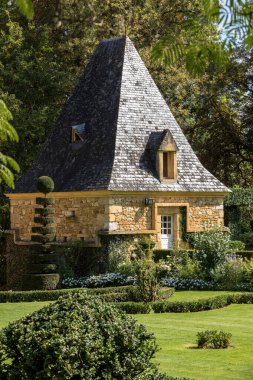 Eyrignac, Fransa - 2 Eylül 2018: The picorresque Jardins du Manoir d Eyrignac, Dordogne. Fransa 