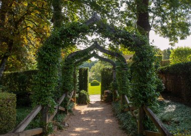 Eyrignac, Fransa - 2 Eylül 2018: Dordogne 'daki Jardins du Manoir d Eyrignac' taki İngiliz atari salonu. Fransa 