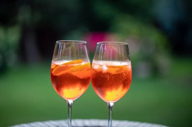 Portakallı Aperol Spritz sıcak bir gün için mükemmel bir aperatiftir.