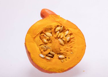 Beyaz arkaplanda izole edilmiş sarı balkabağı sebzesi