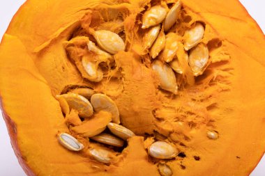 Beyaz arkaplanda izole edilmiş sarı balkabağı sebzesi