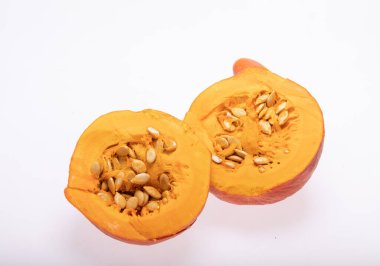 Beyaz arkaplanda izole edilmiş sarı balkabağı sebzesi