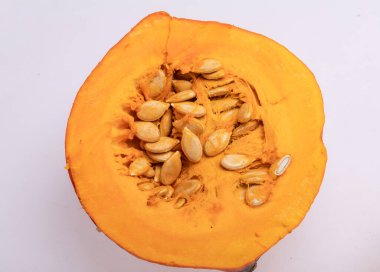 Beyaz arkaplanda izole edilmiş sarı balkabağı sebzesi