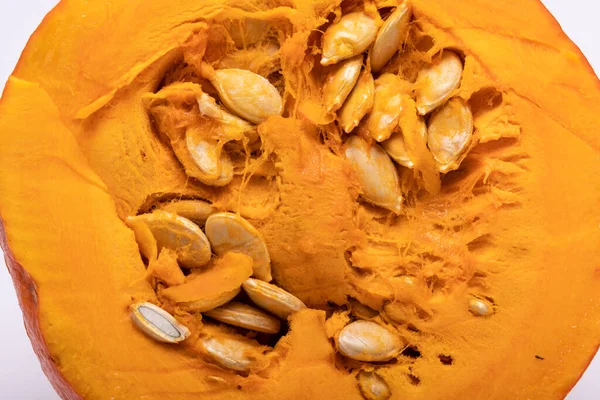 Beyaz arkaplanda izole edilmiş sarı balkabağı sebzesi