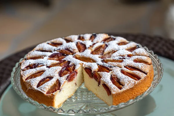 粉砂糖を振りかけたおいしい梅のケーキ — ストック写真