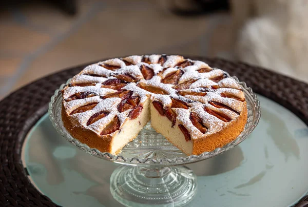 Köstlicher Zwetschgenkuchen Mit Puderzucker Bestreut — Stockfoto