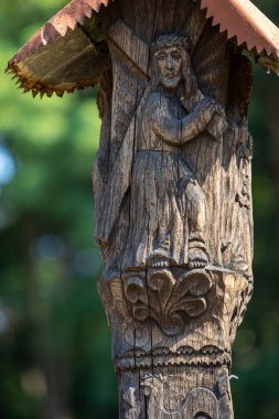 Wygiezlow, Polonya - 14 Ağustos 2020: Wola Filipowska ile ahşap yol kenarı türbesi Wygiezlow 'daki açık hava müzesine taşındı. Polonya