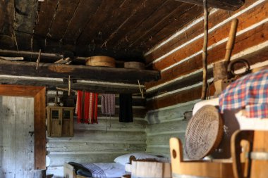 Wygiezlow, Polonya - 14 Ağustos 2020: 19. yüzyıldan kalma ahşap kır evi miras parkında. Wygiezlow 'daki açık hava müzesi Nadwislanski Etnografi Parkı. Malopolska, Polonya