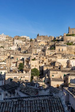 Sassi di Matera 'nın manzarası. Matera şehrinin tarihi bir bölgesidir. Eski mağara evleri ile ünlüdür. Basilicata. İtalya