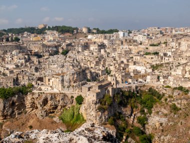 Sassi di Matera 'nın panoramik manzarası Matera şehrinin tarihi bir bölgesidir. Belvedere di Murgia Timone, Basilicata, İtalya' daki antik mağara evleri ile ünlüdür. 