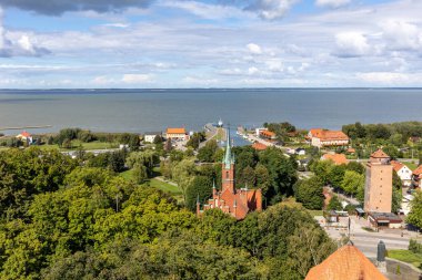 Frombork ve Vistula Gölü 'nün havadan görünüşü, Polonya. Katedral Tepesi 'ndeki Radziejowski Kulesi' nden görüntü
