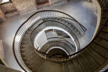 Frombork, Polonya - 7 Eylül 2020: Merdiven ve Foucault 'un sarkacı, Katedral Tepesi' ndeki Radziejowski Kulesi veya çan kulesi içinde asılı. Polonya