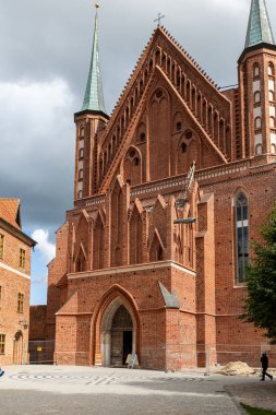 Polonya 'dan 7 Eylül 2020' de Kopernik 'te çalıştığı Frombork Katedrali' nin manzarası. Polonya