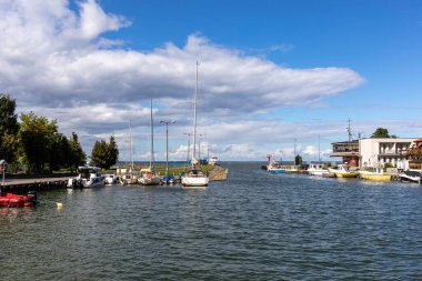 Polonya, Frombork - 7 Eylül 2020 Vistula Lagoon 'daki balıkçı tekneleri için liman. Polonya.