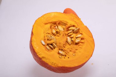 Beyaz arkaplanda izole edilmiş sarı balkabağı sebzesi