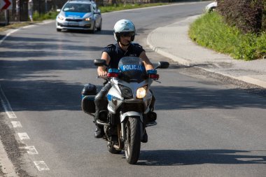 Krakow, Polonya - 4 Ağustos 2018 Krakow sokaklarında devriye gezerken polis motosikletli bir polis. Polonya
