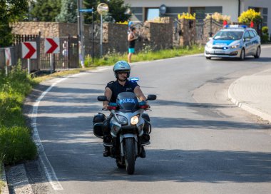 Krakow, Polonya - 4 Ağustos 2018 Krakow sokaklarında devriye gezerken polis motosikletli bir polis. Polonya