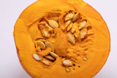 Beyaz arkaplanda izole edilmiş sarı balkabağı sebzesi