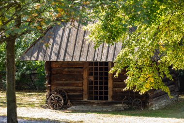 Wygiezlow, Polonya - 14 Ağustos 2020: 18. yüzyıldan kalma zengin bir soylu ailenin malikânesi. Malikane Wygiezw 'deki açık hava müzesine taşındı. Polonya.
