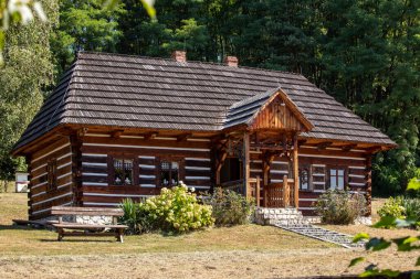 Wygiezlow, Polonya - 14 Ağustos 2020: 18. yüzyıldan kalma zengin bir soylu ailenin malikânesi. Malikane Wygiezw 'deki açık hava müzesine taşındı. Polonya.