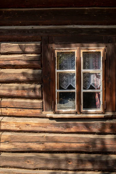 Деревянное Окно Деревенском Старом Крестьянском Доме — стоковое фото